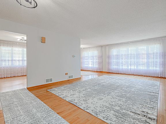 4th image of 7808 Oak Park Ave