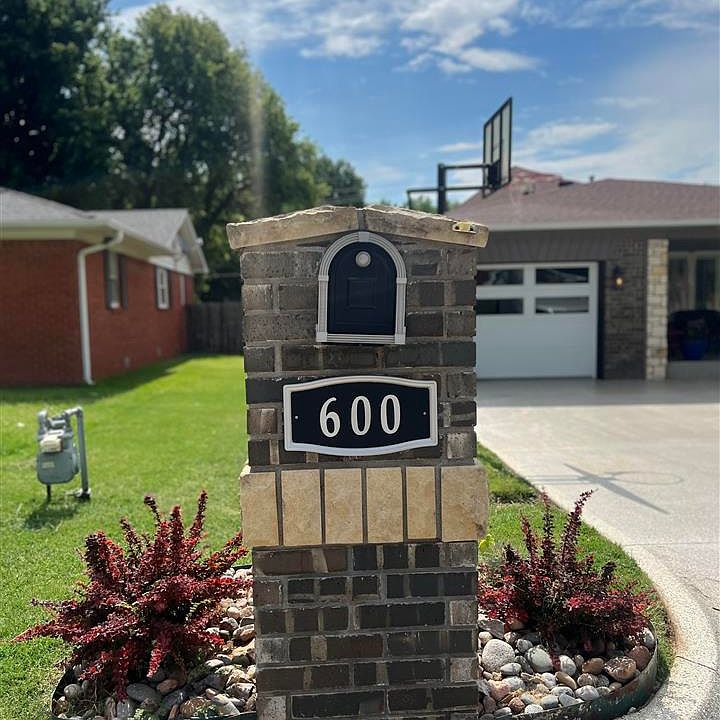 1st image of 600 Meadow Ln