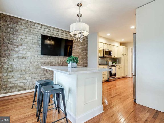 5th image of 1002 N Vail St