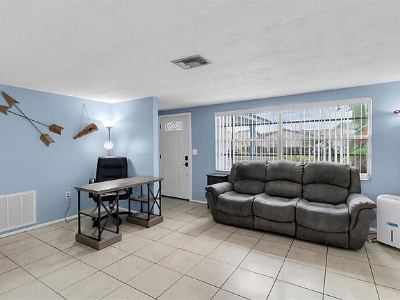 2nd image of 6801 Larchmont Ave