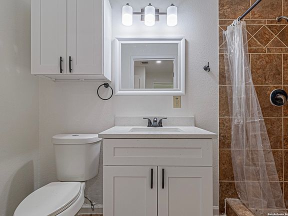 3rd image of 210 N San Jacinto St #2