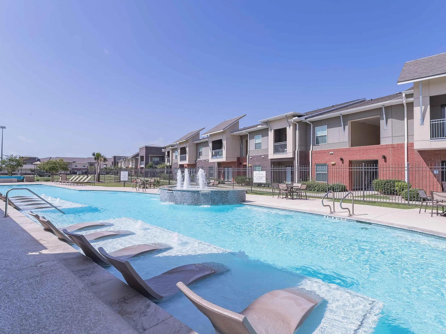 Century Palm Bluff — Photo 2