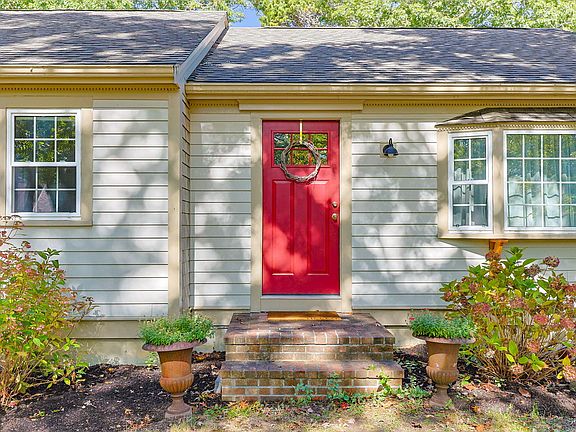2nd image of 6 Sassafras Lane