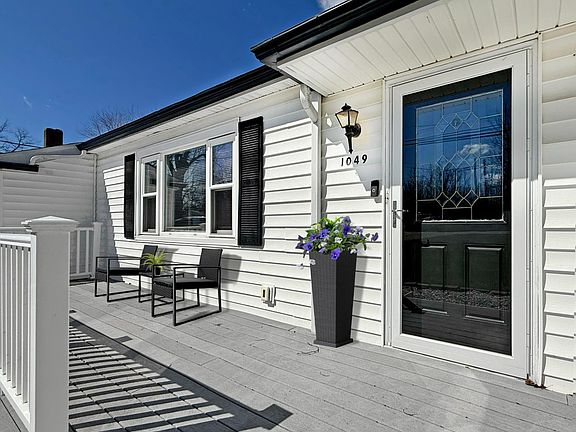 2nd image of 1049 New London Rd