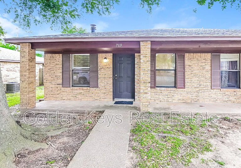 709 San Benito Dr — Photo 1