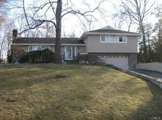 21 Suzanne Cir, Trumbull, CT 06611