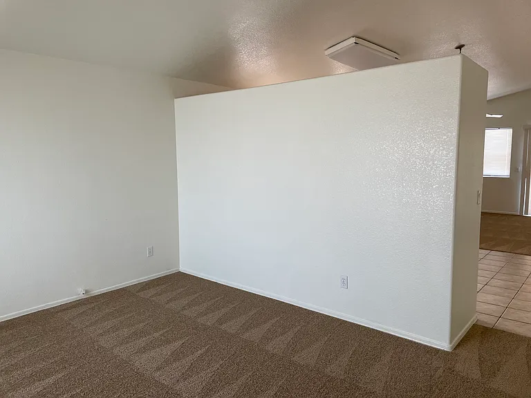 6831 S 33rd Dr — Photo 5
