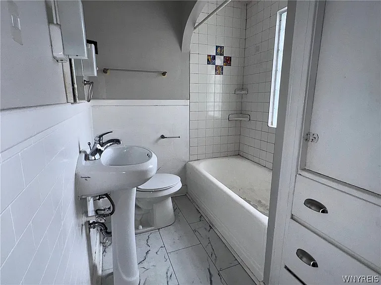34 Sunset St #UPPER — Photo 11
