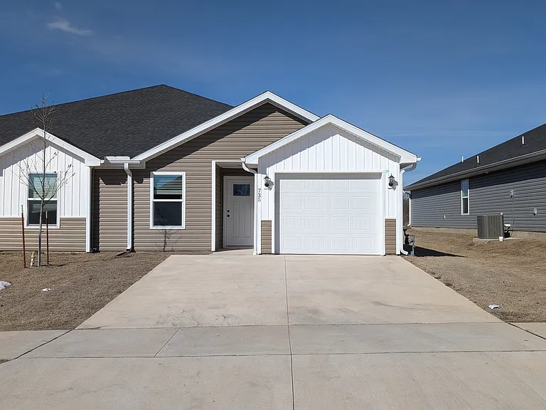 735 Short Leaf Ln — Photo 2