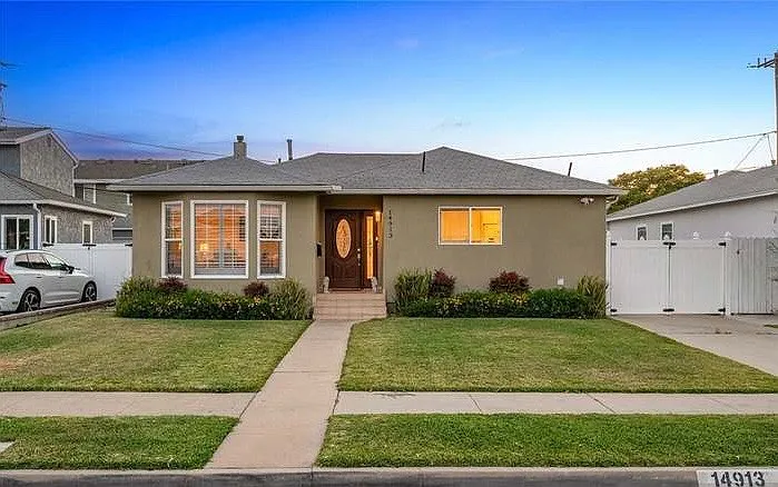 14913 Roxton Ave — Photo 1