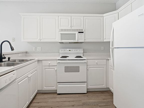 5th image of 2020 Cross Gate Blvd #201