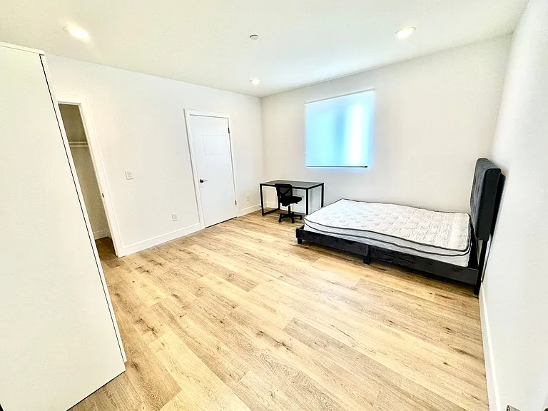 1543 W 37th Pl — Photo 32