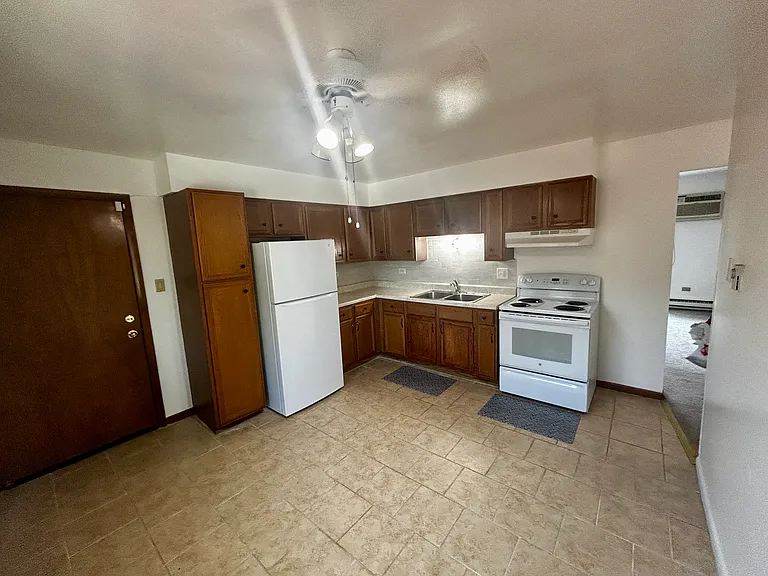 17760 Rosewood Dr #6 — Photo 11