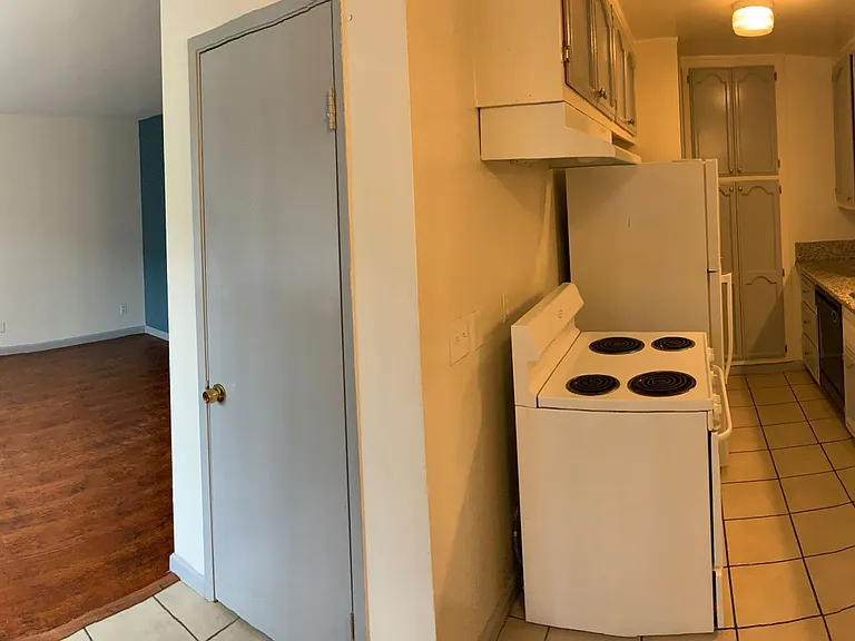 2415 E 6th St — Photo 24