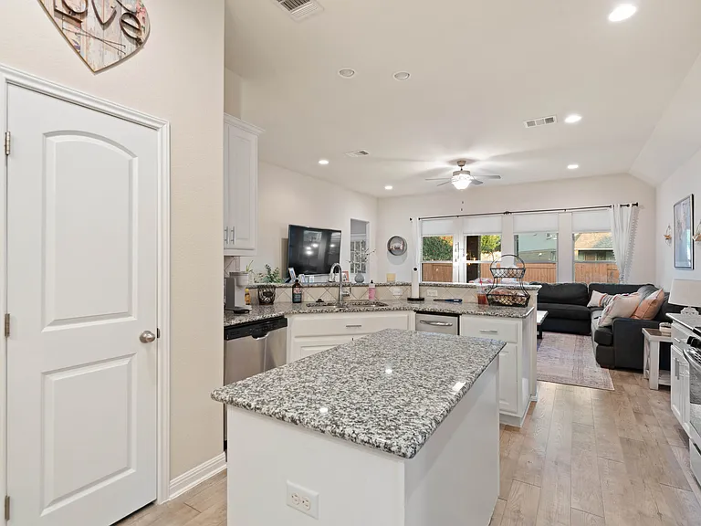 2428 Granite Hill Dr — Photo 35