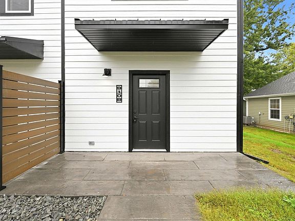 4th image of 910 Normal St #B