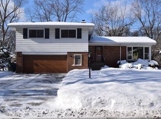 908 S Country Ln, Mount Prospect, IL 60056