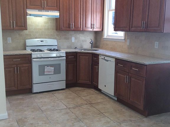Brand-new eat-in kitchen