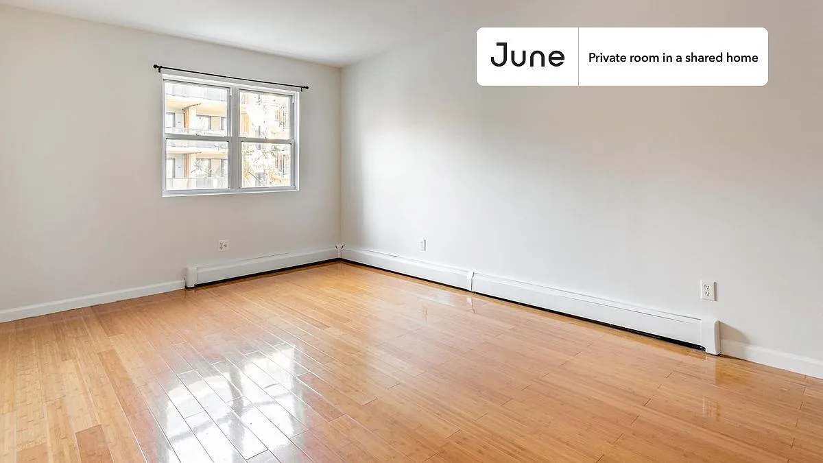 Queen bedroom in 4 bed/2 bath home in Flatbush #1648 D — Photo 2