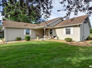 2208 White Oaks Dr, Taylorville, IL 62568