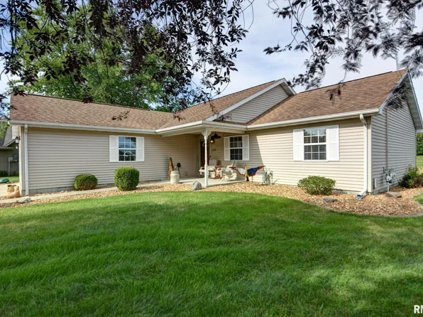 2208 White Oaks Dr, Taylorville, IL 62568