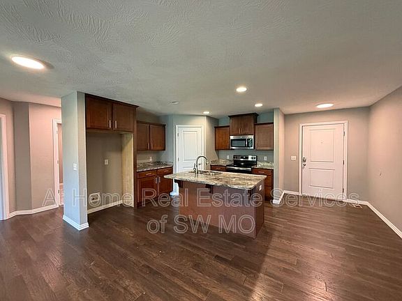 5th image of 667 N Santa Monica Dr