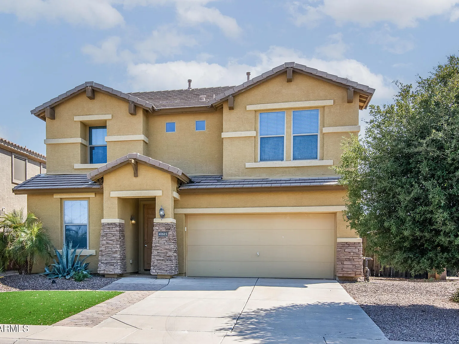 4 bed, 2.5 bath, 2433 sqft, $1,999 — Photo 1
