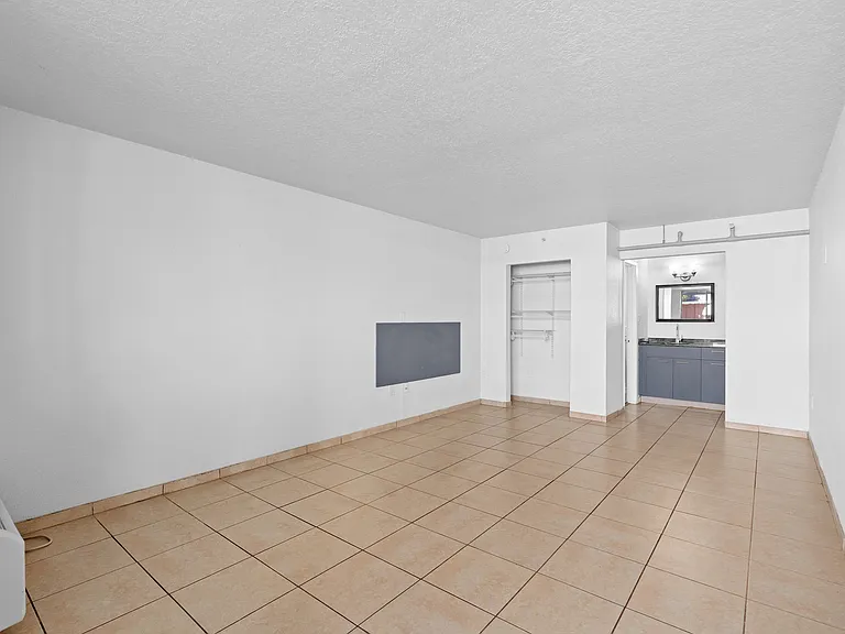 Colonial Drive Apartments — Photo 23