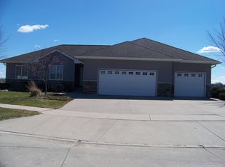 1243 Moonstone Ct, Mason City, IA 50401