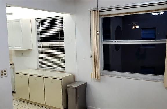 5th image of 527 Capri Pl #K