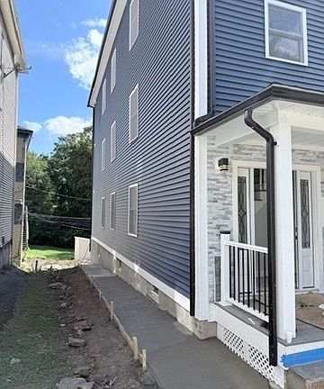 2nd image of 9 Maxwell St