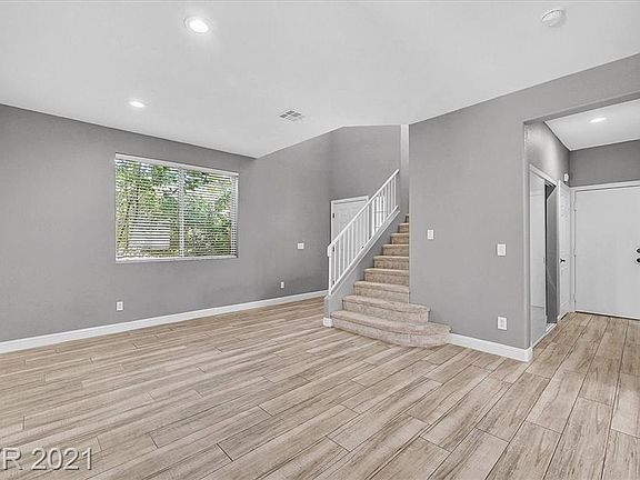 4th image of 2684 Park Creek Ln