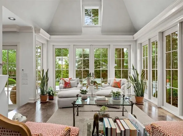 2211 W 69th Ter, Mission Hills, KS 66208