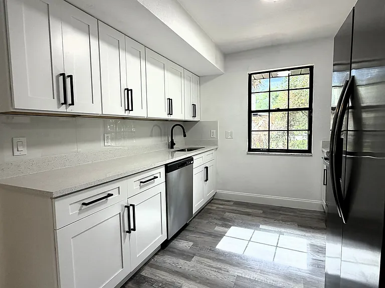 1095 E Graves Ave — Photo 13
