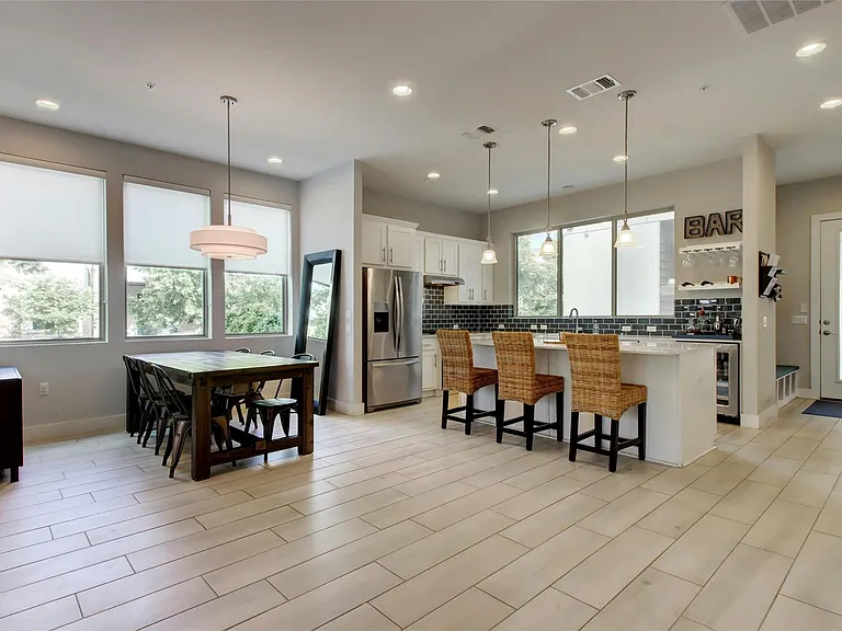 2114 Philomena St — Photo 3