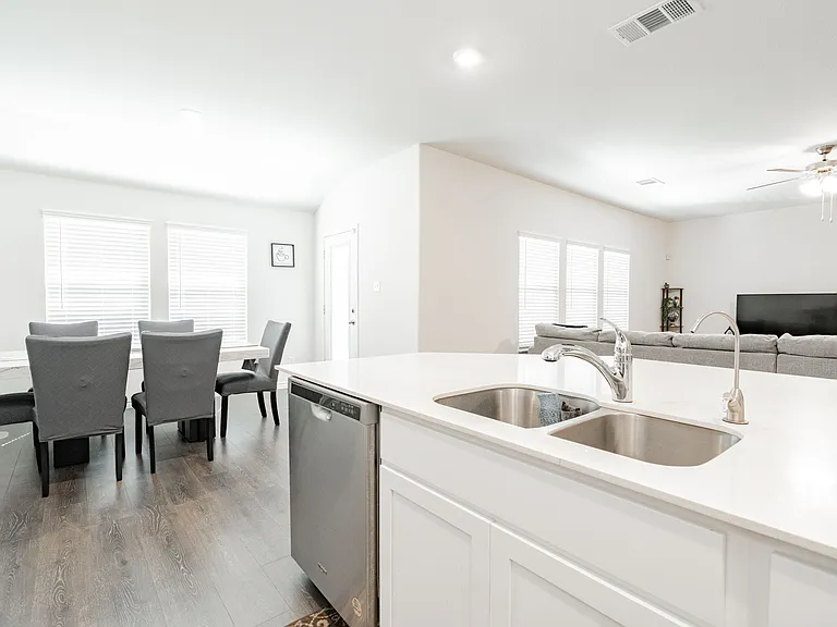555 Delaware Rd — Photo 8