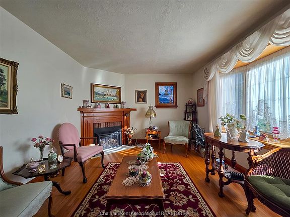 14th image of 465 Victoria Ave