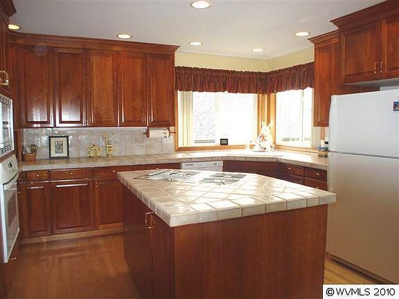 4th image of 3144 NW Buttercup Dr