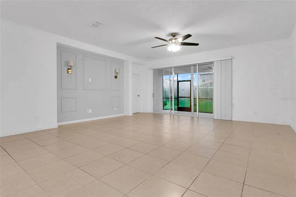 4 bed, 3.0 bath, 2400 sqft, $2,895 — Photo 4