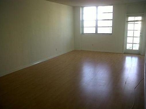 3rd image of 19380 Collins Ave APT 916