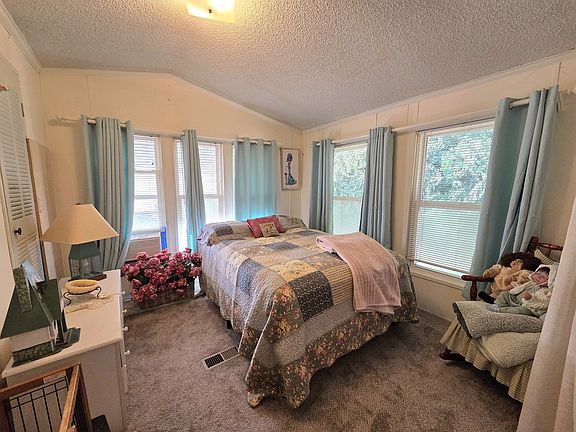 5th image of 72 Holiday Cir