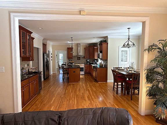 5th image of 107 Trinity Ct