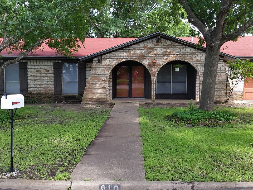 Front of 910 West Denison