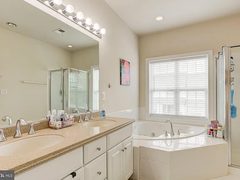 15160 Kentshire Dr — Photo 26