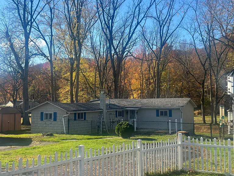 1024 Delaware Dr — Photo 1