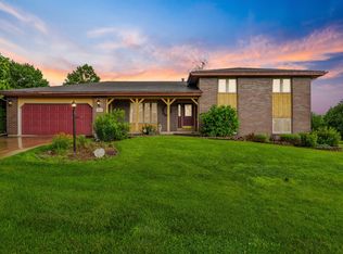 16785 Country Club Dr, Peosta, IA 52068
