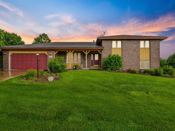 16785 Country Club Dr, Peosta, IA 52068