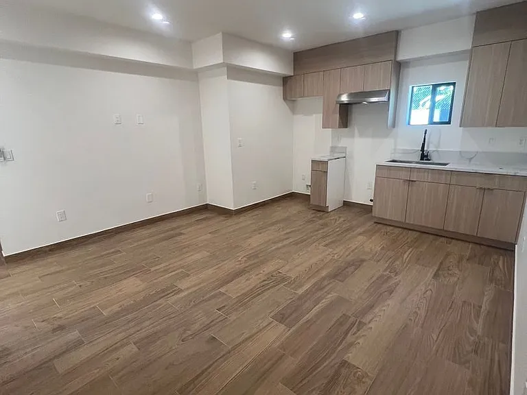 6903 Fulton Ave — Photo 10