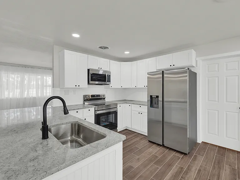 129 Young Ave — Photo 4