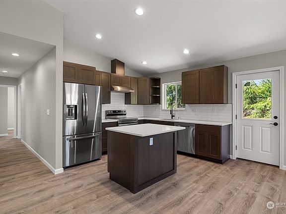 4th image of 921 Fordney Street